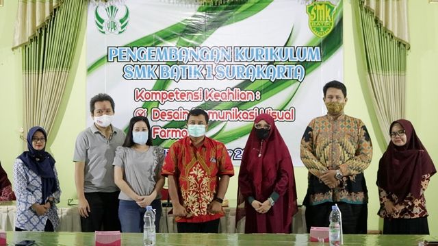 Pengembangan kurikulum jurusan DKV dan Farmasi